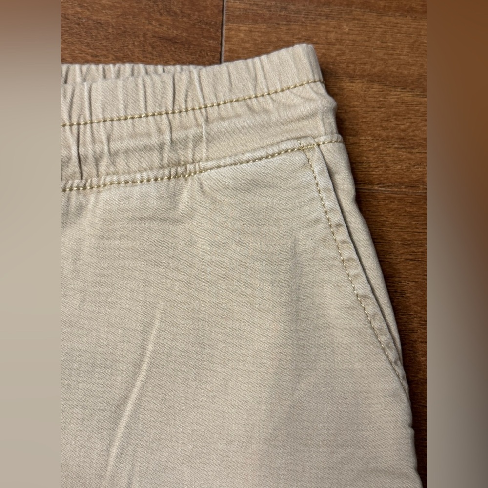 NWOT TIME & TRU Women's Beige Casual Shorts - Picture 2 of 6
